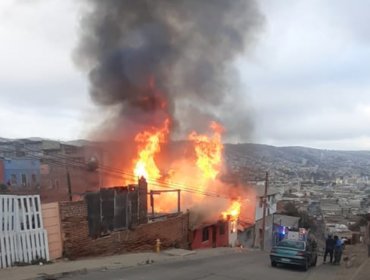 Cinco viviendas consumidas deja incendio declarado en el cerro Larraín de Valparaíso