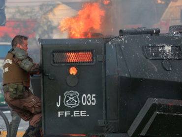 Grave y con quemaduras en el 10% de su cuerpo permanece carabinero atacado con bomba molotov en Ñuñoa