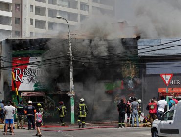 Con daños estructurales y riesgo de colapso queda edificio de locales incendiado en Valparaíso