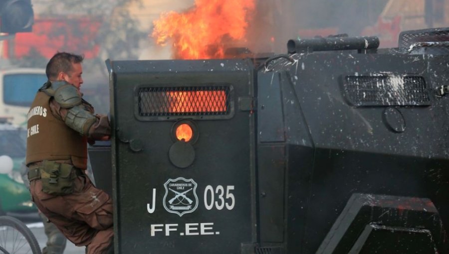 Grave y con quemaduras en el 10% de su cuerpo permanece carabinero atacado con bomba molotov en Ñuñoa