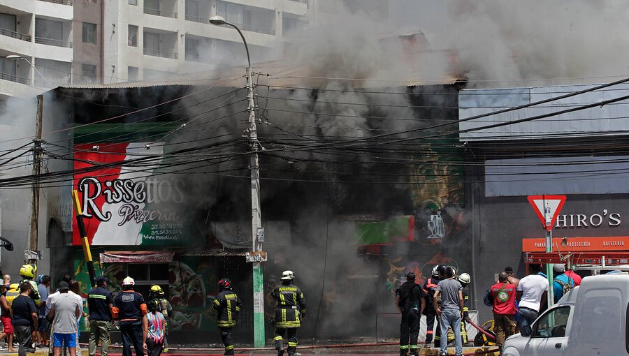 Con daños estructurales y riesgo de colapso queda edificio de locales incendiado en Valparaíso