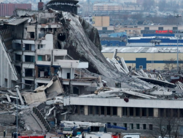 Impactante registro muestra derrumbe de polideportivo en Rusia: obrero trabajaba en las gradas