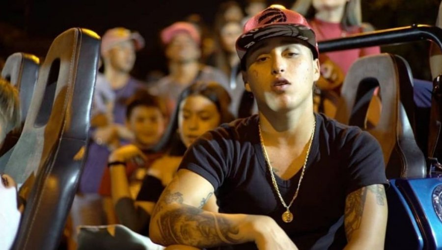 Pablo Chill-E vivió noche de furia luego de que lanzaran una botella al escenario