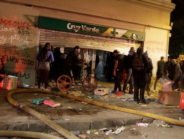 Detienen a guardia acusado de apuñalar a sujeto que entró a robar a farmacia en Santiago