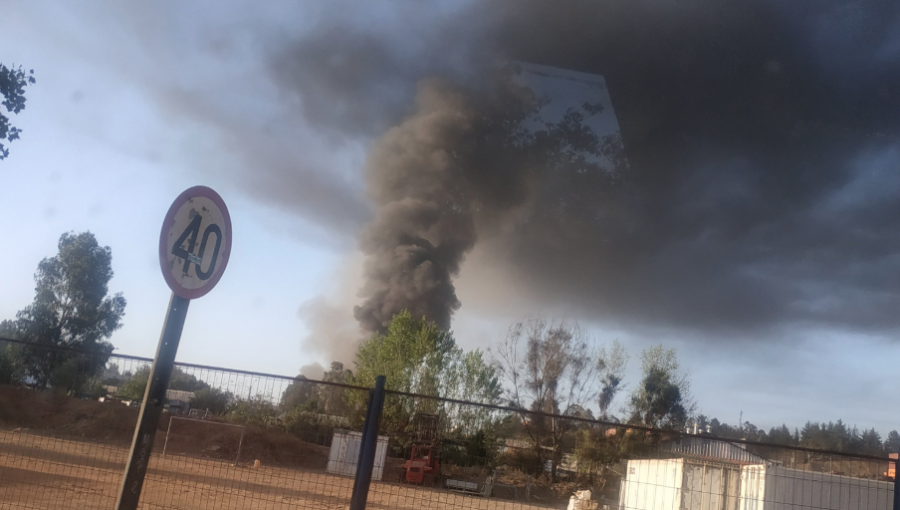 Emergencia industrial de grandes proporciones se registró en Placilla: fuego estuvo fuera de control
