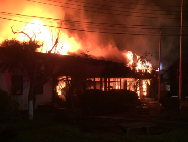 Incendio consume antiguo edificio municipal de San Antonio: también hubo barricadas y enfrentamientos