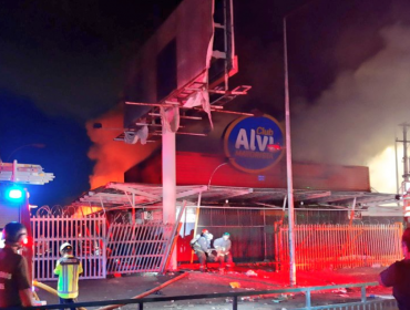 Saqueo e incendio de supermercado dejan un muerto y dos heridos graves en San Ramón