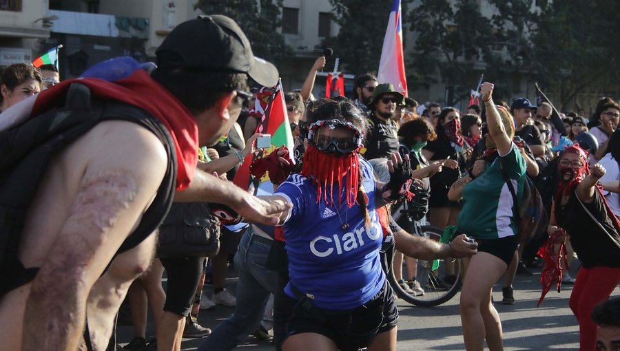 Enfrentamientos, lanzamiento de molotovs y nuevo incendio en la U. Pedro de Valdivia marcan manifestaciones en plaza Italia