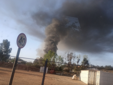 Emergencia industrial de grandes proporciones se registró en Placilla: fuego estuvo fuera de control