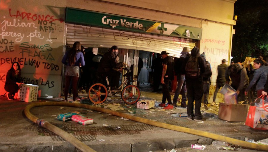 Detienen a guardia acusado de apuñalar a sujeto que entró a robar a farmacia en Santiago