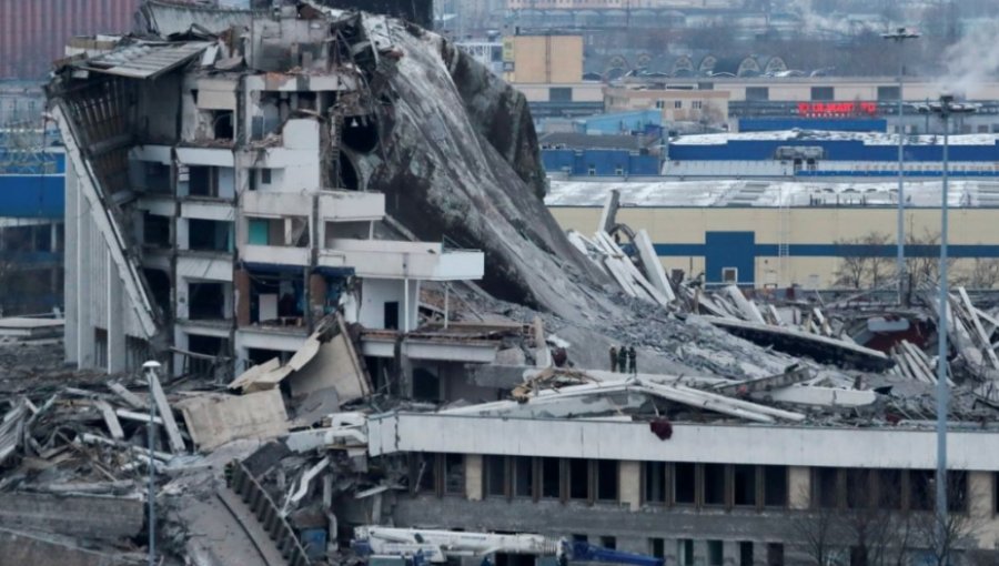 Impactante registro muestra derrumbe de polideportivo en Rusia: obrero trabajaba en las gradas