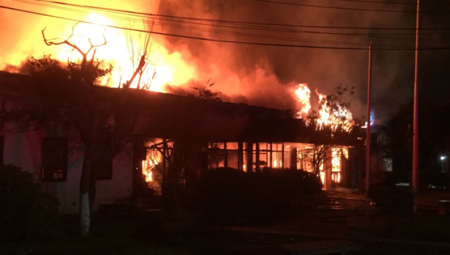 Incendio consume antiguo edificio municipal de San Antonio: también hubo barricadas y enfrentamientos