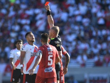 Prensa argentina destrozó a Paulo Díaz por su temprana expulsión en partido de River