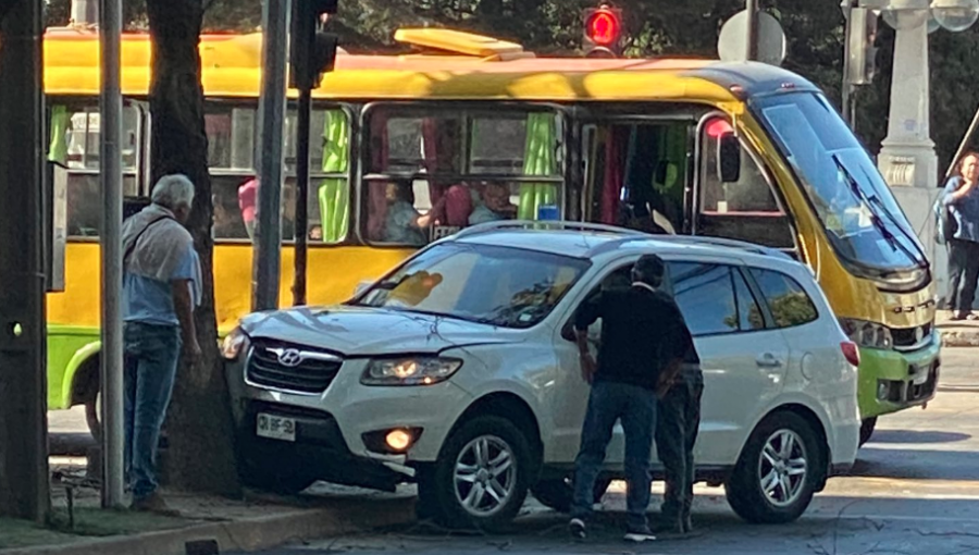 Colisión entre camioneta y microbús en 1 Norte con Av. Libertad deja cuatro lesionados