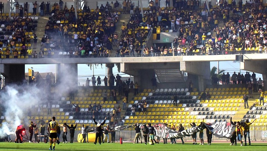 Tres hinchas de Coquimbo Unido quedan con prohibición de ingresar a estadios