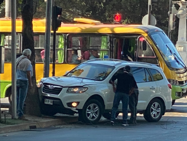 Colisión entre camioneta y microbús en 1 Norte con Av. Libertad deja cuatro lesionados