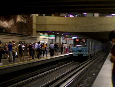 Metro de Santiago suspende parcialmente el servicio en Línea 5 por persona en la vía