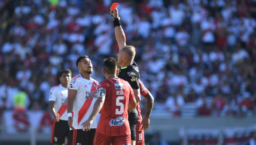 Prensa argentina destrozó a Paulo Díaz por su temprana expulsión en partido de River