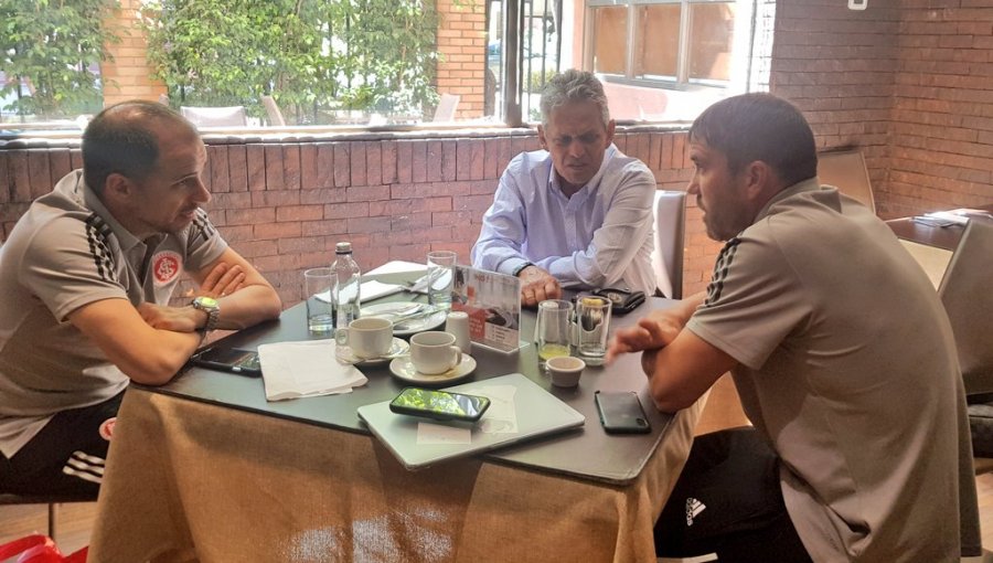 Reinaldo Rueda visitó la concentración del Inter de Porto Alegre y se reunió con su DT