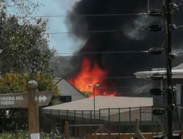 Incendio estructural consume dos viviendas en Concón: llamas se propagaron rápidamente