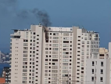 Incendio afectó a dos departamentos del piso 22 de un edificio en Viña del Mar