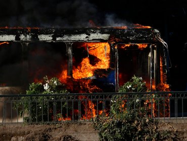 Encapuchados quemaron bus del sistema RED en las cercanías de la comisaría de Huechuraba