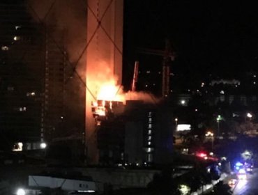 Incendio estructural consume edificio en construcción en Las Condes