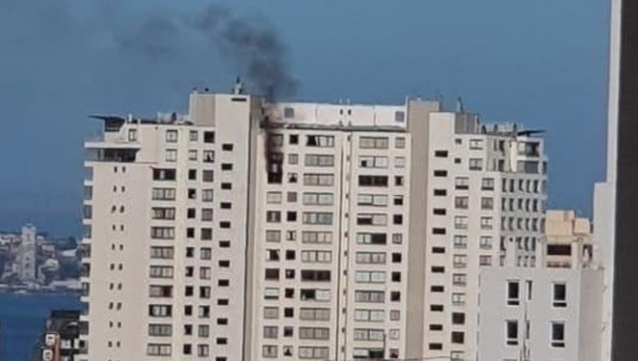 Incendio afectó a dos departamentos del piso 22 de un edificio en Viña del Mar