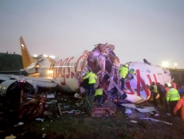 Un avión se partió en tres luego de salirse de la pista del aeropuerto de Estambul