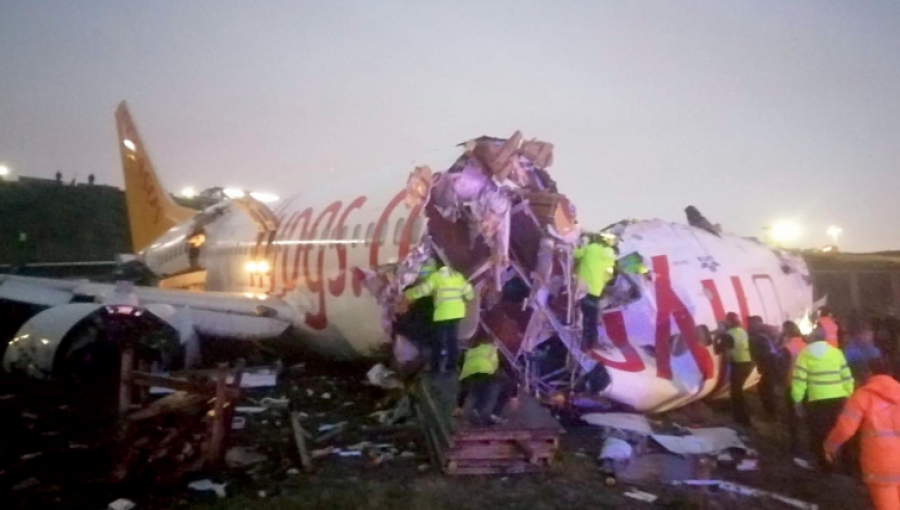 Un avión se partió en tres luego de salirse de la pista del aeropuerto de Estambul