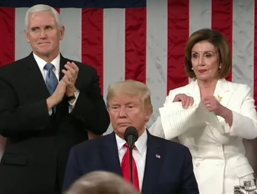 Nancy Pelosi rompe copia de un discurso oficial de Donald Trump en el Congreso