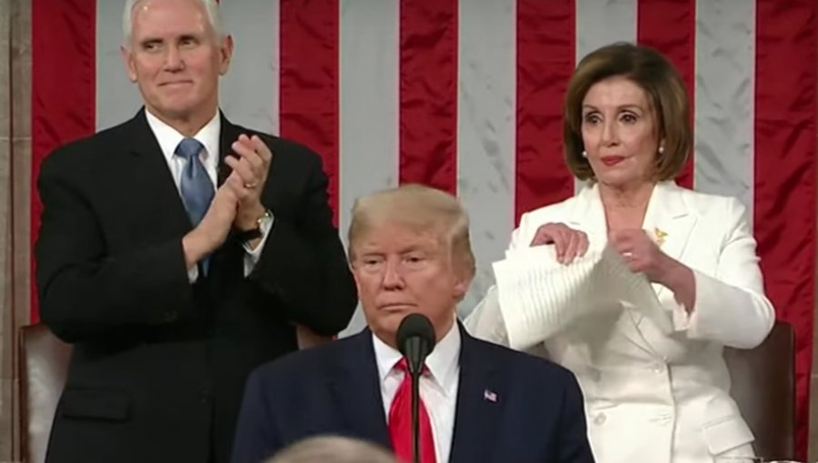 Nancy Pelosi rompe copia de un discurso oficial de Donald Trump en el Congreso