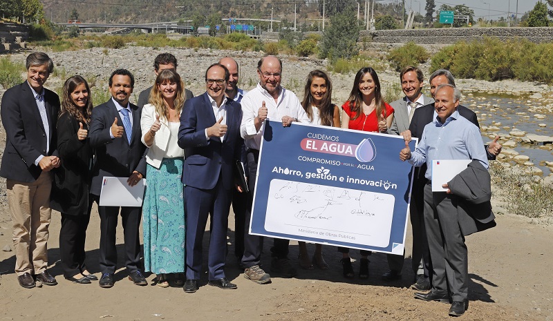 Ministerio de Obras Públicas pide a once grandes empresas reducir al menos en un 10% el consumo de agua