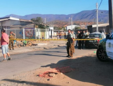 Hallan sin vida a hombre que yacía al interior de un auto estacionado frente a jardín infantil de Quillota