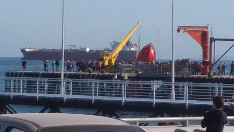 Grúa sufre desperfecto y ocasiona accidente en Caleta Portales: hay dos pescadores lesionados