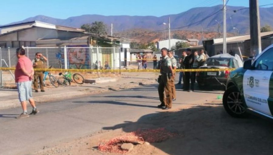 Hallan sin vida a hombre que yacía al interior de un auto estacionado frente a jardín infantil de Quillota