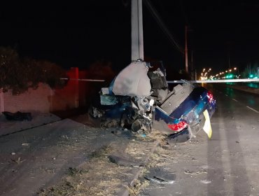 Delincuentes roban automóvil y luego protagonizan violento accidente: dos murieron