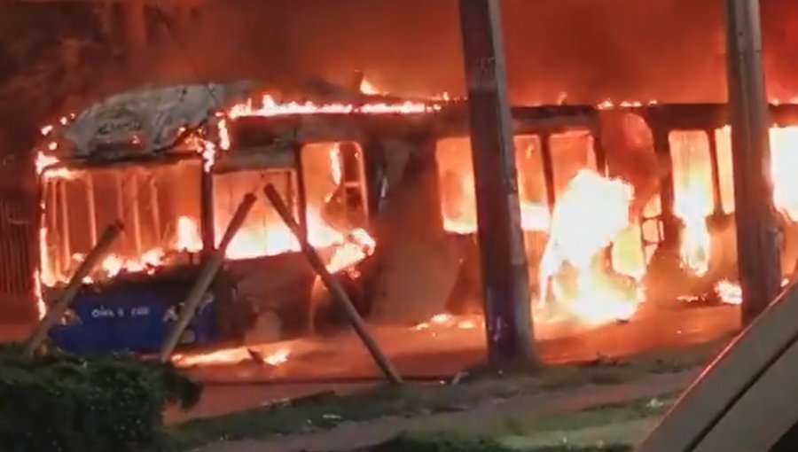 Encapuchados quemaron tres buses del sistema RED tras manifestaciones en Recoleta