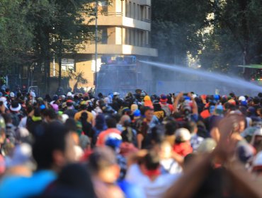 Metro de Santiago cierra estación Universidad Católica por manifestaciones en las cercanías