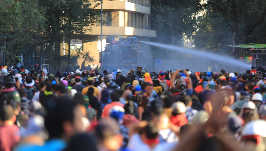 Metro de Santiago cierra estación Universidad Católica por manifestaciones en las cercanías