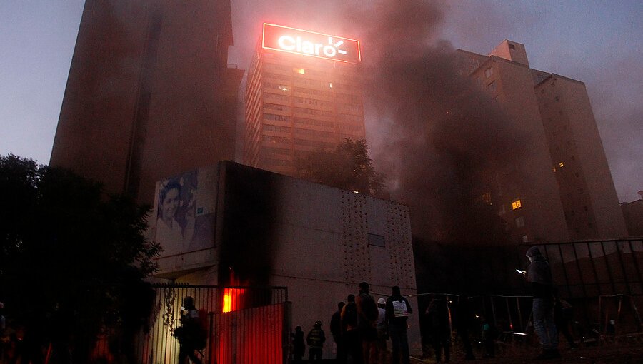 Bomberos controló incendio en museo Violeta Parra: Graves daños en el auditorio