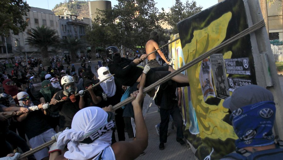 Director (s) de INDH: "Manifestaciones violentas en Plaza Italia son ilegítimas"