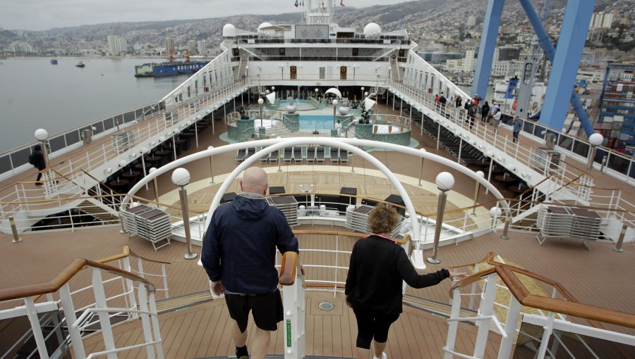 Crucero con capacidad para 3.300 pasajeros recaló en Valparaíso este domingo