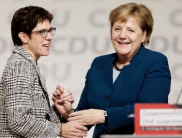 Sucesora de Angela Merkel renunció a su candidatura y originó una gran crisis política en Alemania