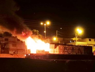 Desconocidos atacaron e incendiaron un tren luego de intimidar a dos trabajadores en Antofagasta