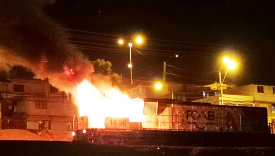 Desconocidos atacaron e incendiaron un tren luego de intimidar a dos trabajadores en Antofagasta