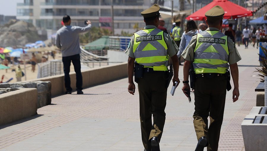 Batalla campal entre comerciantes, turistas y carabineros termina con tres detenidos y 14 uniformados lesionados en playa de Viña