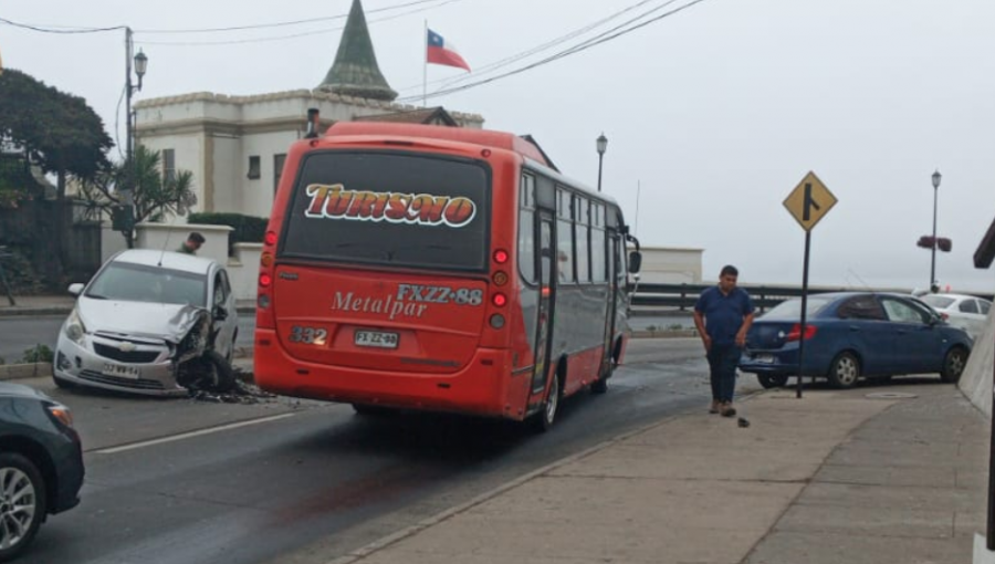 Pavimento resbaladizo e imprudencia provocan doble accidente de tránsito en Av. La Marina de Viña del Mar