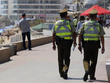 Batalla campal entre comerciantes, turistas y carabineros termina con tres detenidos y 14 uniformados lesionados en playa de Viña