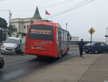 Pavimento resbaladizo e imprudencia provocan doble accidente de tránsito en Av. La Marina de Viña del Mar